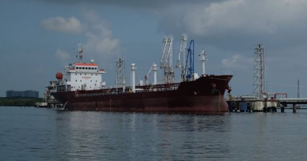 Đang bị EU trừng phạt, tàu chở dầu Nga được một tàu châu Âu hộ tống tới nước đồng minh của Mỹ mà không bị bắt giữ: Chuyện gì đây?