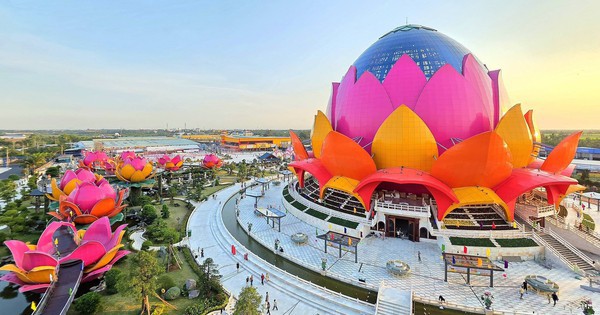 Một doanh nghiệp bánh pía xây liên hoa bảo tháp 3 tầng ở Cần Thơ