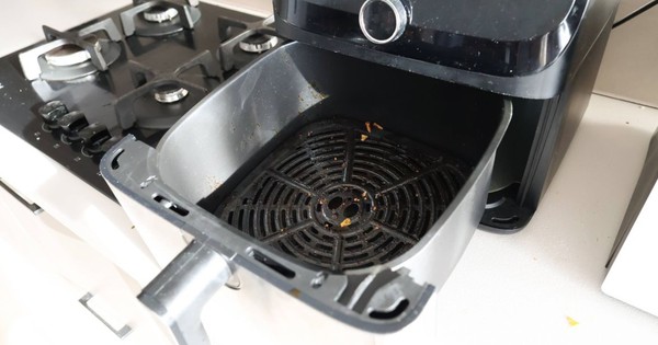 Nồi chiên không dầu sạch như mới sau khi được vệ sinh bằng 2 thứ - không cần tốn sức chà rửa