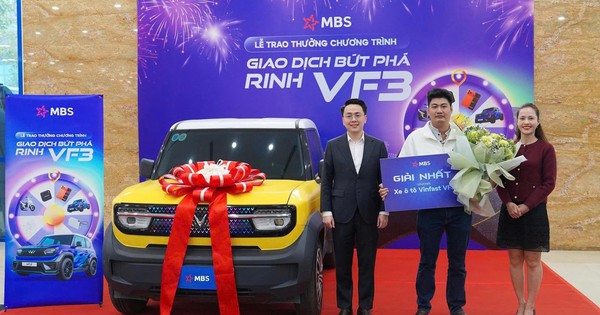 Chứng khoán MB “chơi lớn”: Khách hàng bay 2.000km ra Hà Nội nhận “xế hộp”, tung ưu đãi “All-in” chiều lòng người mới