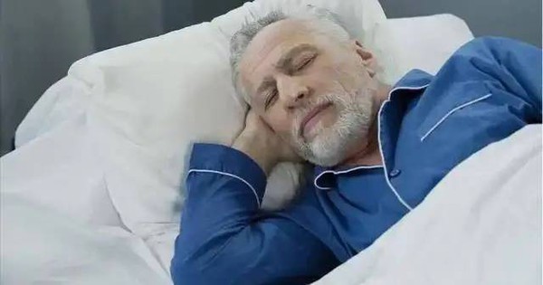 Ngủ lúc 10 giờ tối chưa chắc đã tốt: Bác sĩ cảnh báo 1 sai lầm phổ biến khiến người trên 65 tuổi càng ngủ càng mệt