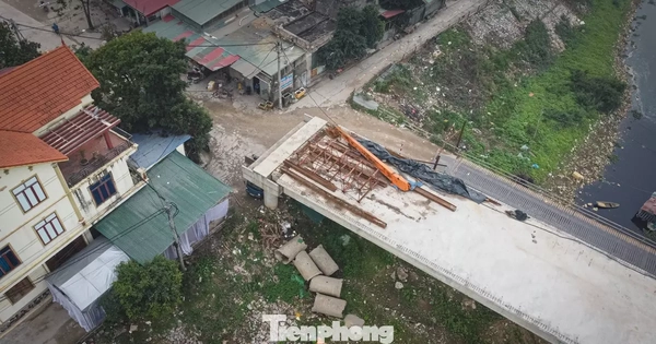 Hà Nội: Cầu 90 tỷ 'đắp chiếu', sắt thép gỉ sét chờ mặt bằng