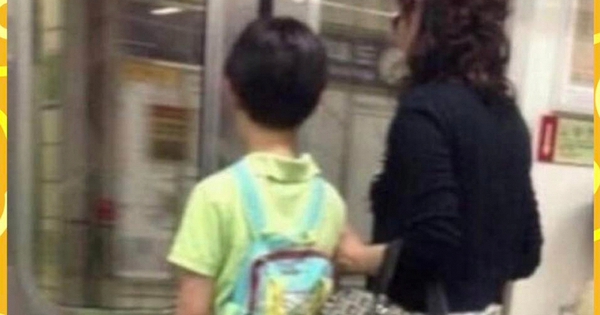 Chi tiết bất thường trong bức ảnh hai mẹ con khiến ngàn phụ huynh xuýt xoa: Dạy con sao hay thế!
