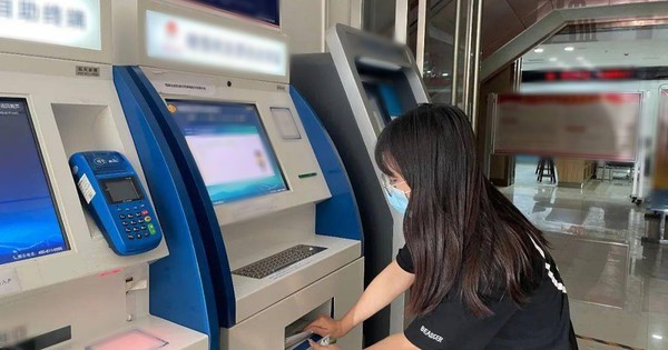 Phát hiện hơn 38 triệu đồng tiền mặt nằm chơ vơ ở khay tiền của cây ATM: Công an kiểm tra camera an ninh nhận ra điều kỳ lạ