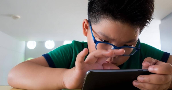 "Cuối tuần rồi, con chơi điện thoại được không?"Cô giáo 20 năm đứng lớp nói thẳng: Không biết tiên tri nhưng cách phản ứng của phụ huynh quyết định đứa trẻ vượt trội