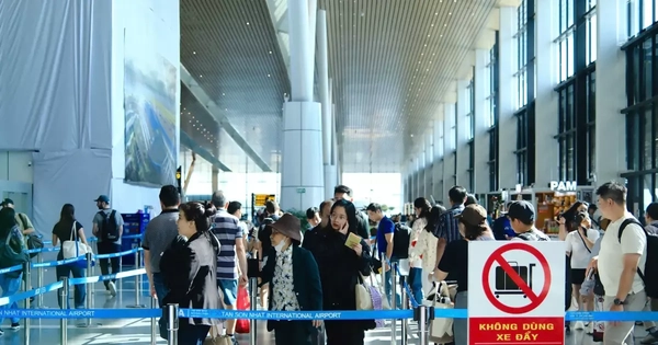 Lượng khách kỷ lục đổ về sân bay Tân Sơn Nhất Tết Dương lịch
