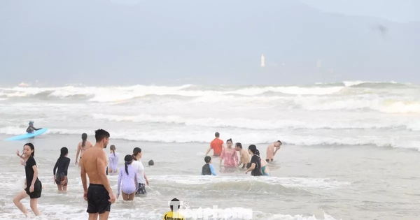 Đổ xô tắm biển Đà Nẵng dù sóng to gió lớn