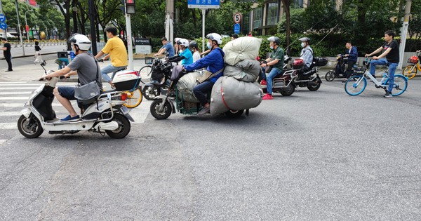 Khách Việt giật mình với cảnh tượng trên đường phố Trung Quốc, nhận xét: "Sao có thể như vậy?"