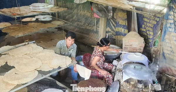 Đặc sản vào vụ Tết, làng nghề 'đỏ lửa' suốt ngày đêm