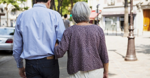 Câu chuyện người đàn ông sống cùng mẹ 80 tuổi khiến ai đọc xong cũng suy nghĩ: Có một kiểu cha mẹ bất công đến vô lý thế này!