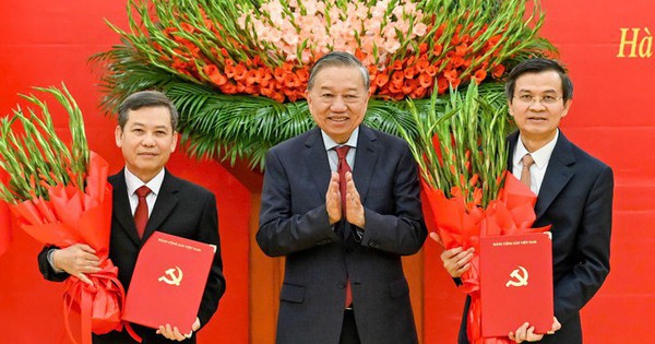Tổng Bí thư Tô Lâm trao các quyết định của Bộ Chính trị về công tác cán bộ