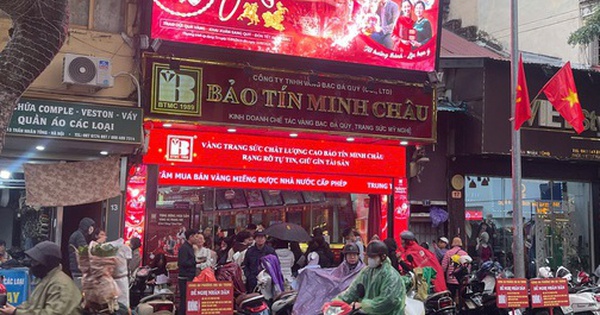 Bảo Tín Minh Châu cơ sở Trần Nhân Tông ngừng bán vàng: Dòng người vẫn dầm mưa chờ đợi