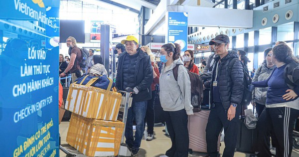 "Cháy vé" nhiều đường bay Tết từ TPHCM đi miền Trung, miền Bắc