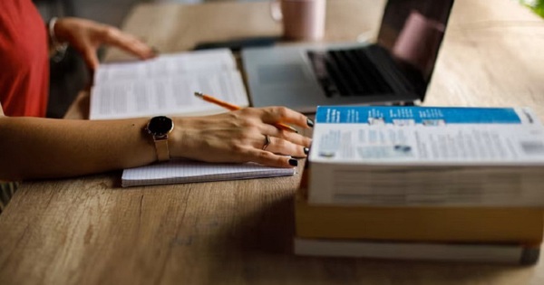 Nghề biên dịch chật vật trước 'cơn bão' AI