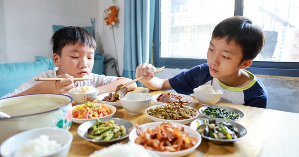 Những đứa trẻ lớn lên khó thành công thường thể hiện 3 hành vi này trên bàn ăn, càng quan sát, càng thấy đúng