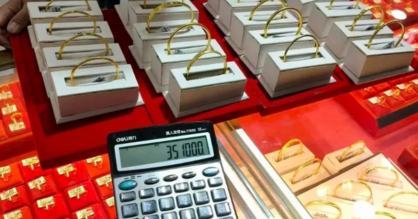 Người phụ nữ bỏ gần 500 triệu để mua vàng nhưng nhân viên nhất quyết báo cảnh sát, giao dịch bị gián đoạn