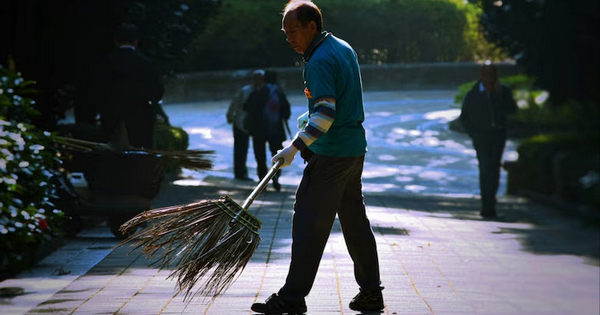 Phát hiện người đàn ông làm lao công kiếm 5 tỷ đồng/năm, sở hữu 7 căn hộ ở thành phố "tấc đất tấc vàng"