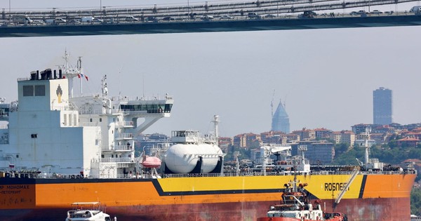 EU định bỏ giá trần dầu Nga, chuẩn bị tung 'đòn' rắn hơn nhắm thẳng vào nguồn thu của Moscow