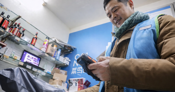 Giảng viên đại học 25 năm kinh nghiệm nghỉ việc đi làm shipper, làm việc cả lúc nửa đêm