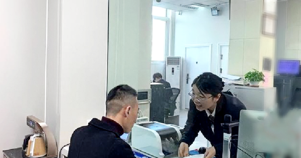 Phát hiện người đàn ông rút 485 triệu đồng để mua vàng mừng cưới em họ, nhân viên ngân hàng lập tức báo cảnh sát: "Anh không được phép làm vậy”