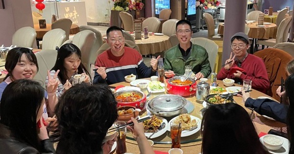 Đi họp lớp, hoa khôi tặng mỗi người một phong bì kỳ lạ: Tôi từ chối nhận bỗng thành “người may mắn nhất”