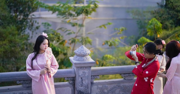 Chụp ảnh áo dài 'đậm chất điện ảnh' ở tu viện Vĩnh Nghiêm