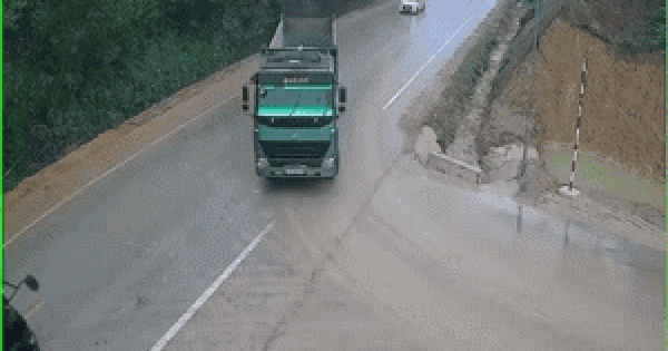 Xe đầu kéo lật đè trúng ô tô, 2 người thương vong: Góc camera hé mở nguyên nhân