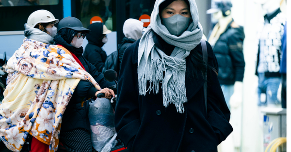 Những hình ảnh "lạ" trong sáng Hà Nội lạnh 12 độ C: Người dân đốt lửa, bạn trẻ trùm cả chăn đi đường