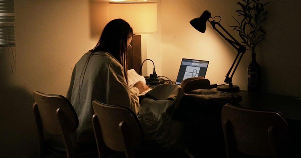 Đi cà phê một mình với nhiều tài sản giá trị thì phải xoay xở sao khi cần đi vệ sinh?