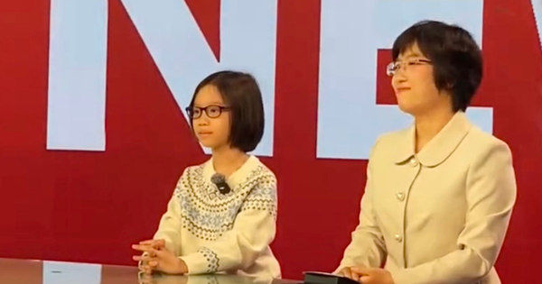 Cô bé 9 tuổi đứng trước ống kính VTV, dẫn bản tin tiếng Anh 