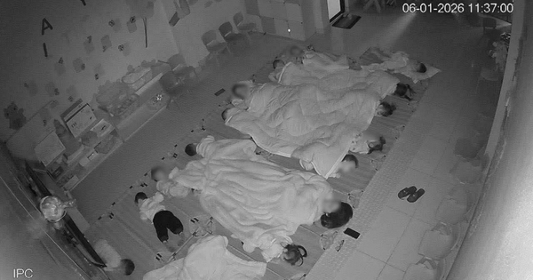 Bức ảnh học sinh mầm non ngủ trưa ở Hà Nội đang gây tranh cãi: Mẹ quá nhạy cảm hay các cô thực sự thiếu ý tứ?