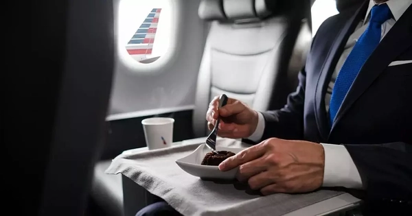 Bữa ăn cao cấp trên máy bay bị chê như 'thịt in 3D', hãng phải xin lỗi