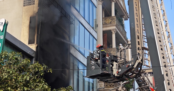 NÓNG: Cháy lớn tại căn nhà 7 tầng ở Hà Nội, chủ nhà hoảng loạn nhảy từ trên cao thoát thân