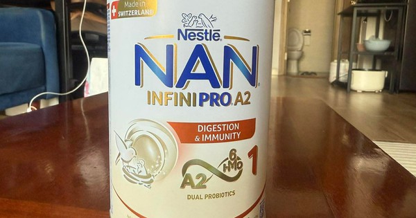 Mẹ trẻ run tay khi phát hiện con đã uống hết hộp sữa trong danh sách thu hồi