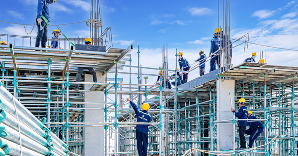 “Cơn lốc” tuyển dụng chưa từng có từ tỷ phú Phạm Nhật Vượng: Thợ xây, sơn, ốp lát...lương tới 41 triệu, đã có 120.000 công nhân vẫn tuyển thêm 80.000 người nữa “Cơn lốc” tuyển dụng chưa từng có từ tỷ phú Phạm Nhật Vượng: Thợ xây, sơn, ốp lát...lương tới 41 triệu, đã có 120.000 công nhân vẫn tuyển thêm 80.000 người nữa