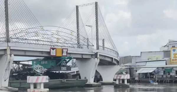 Sà lan va chạm làm hỏng cầu Nông Sản Thực Phẩm ở Cà Mau