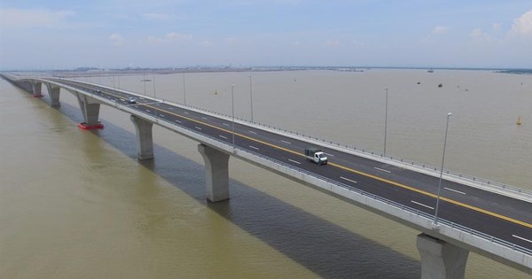 Việt Nam sở hữu một đường hầm dài 4,5km với 88 khoang bê tông đúc sẵn nằm bên trong cây cầu vượt biển dài nhất cả nước 16km kết nối “thành phố cảng” với đảo chỉ mất 5 phút đi xe
Việt Nam sở hữu một đường hầm dài 4,5km với 88 khoang bê tông đúc sẵn nằm bên trong cây cầu vượt biển dài nhất cả nước 16km kết nối “thành phố cảng” với đảo chỉ mất 5 phút đi xe