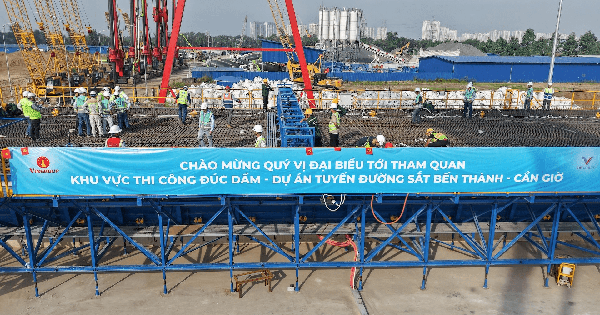 Trung Quốc mất khoảng 4 năm, Dubai mất 3,5 năm, tỷ phú Phạm Nhật Vượng huy động 10.000 nhân lực làm tuyến đường sắt 4 tỷ USD dài 54km trong bao lâu?