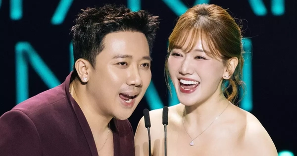 Trấn Thành ôm ấp Hari Won trong lúc Soobin phát biểu