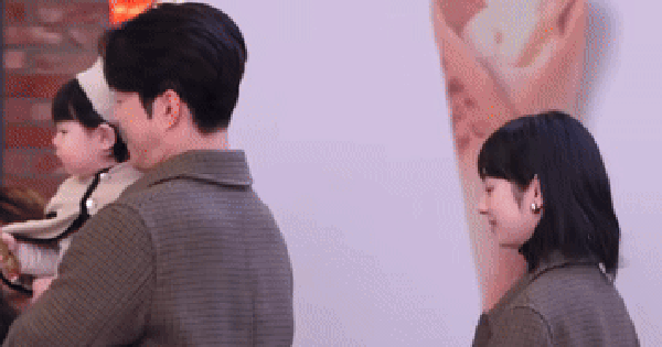 Nhóc tỳ 1 tuổi giàu nhất showbiz lần đầu dự sự kiện, visual mẹ bé gây sốc toàn cõi mạng