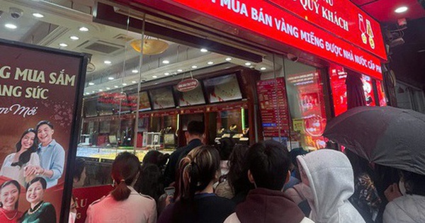 Quyết rút sổ tiết kiệm 800 triệu trước hạn để "bắt đáy" vàng khi giá đột ngột rớt mạnh, nhưng... "đời không như là mơ"