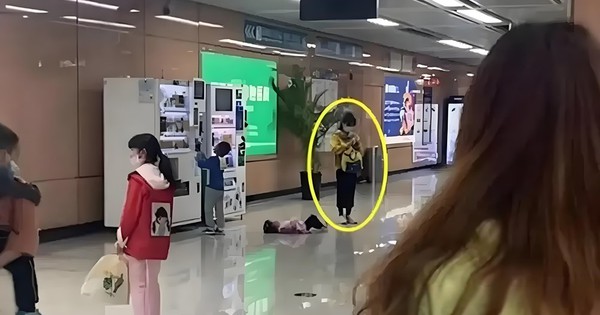 Con khóc ăn vạ giữa ga tàu, bà mẹ trẻ có cách xử lý khiến netizen chỉ muốn đến xin chữ ký