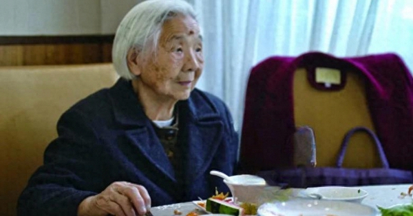 Cụ bà 101 tuổi thường xuyên thức đến 2h sáng xem tivi, thích ăn vặt: Con gái tiết lộ bí quyết trường thọ “lợi hại”