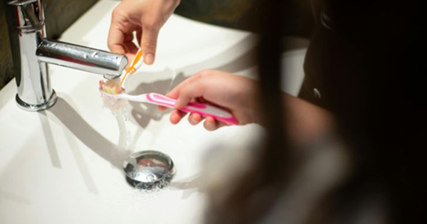 Trước khi đánh răng có cần làm ướt bàn chải không? Nha sĩ lên tiếng: đa số chúng ta đã làm sai