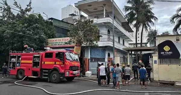 Cháy lớn thiêu rụi toàn bộ kho hàng một công ty ở Nha Trang