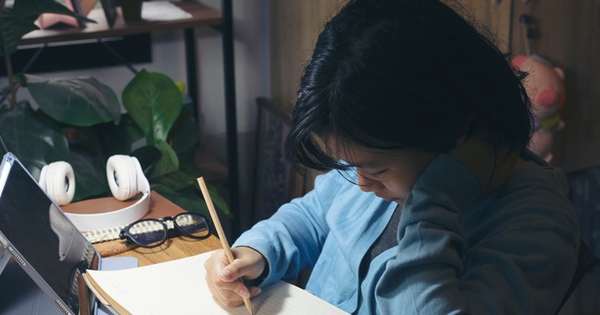 Cô bé 10 tuổi toàn học đến rạng sáng, sát kỳ thi lại từ chối tới trường, đằng sau là thực tế 80% trẻ mất ngủ không dám nói ra