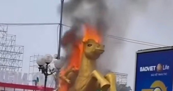 VIDEO: Linh vật ngựa bất ngờ bốc cháy tại quảng trường đông người
