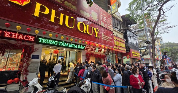 Sáng nay, nhà đầu tư ồ ạt mang ghế gấp, áo ấm xếp hàng từ sớm mua một sản phẩm bạc đặc biệt