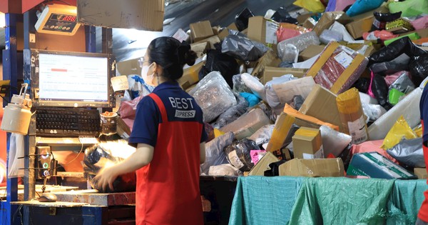 Bên trong trung tâm giao nhận giáp Tết: Nhân viên 'bơi' trong biển hàng, công nghệ AI xử lý 2 mili giây