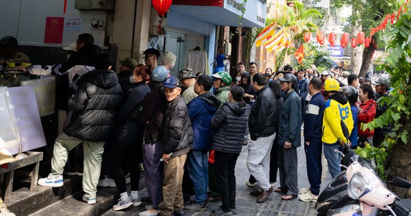 Xếp hàng cả trăm mét mua nem chua ở Hà Nội: Người phải chờ 50 khách, kẻ được "chen hàng" nhờ tấm thẻ đặc biệt